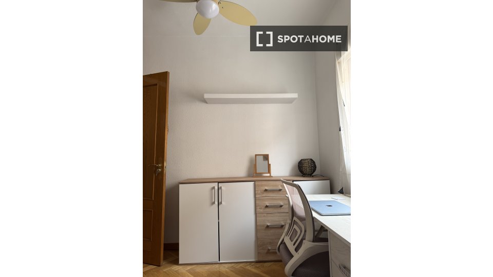 Double room Madrid, 2 beds, 75m² — photo 12