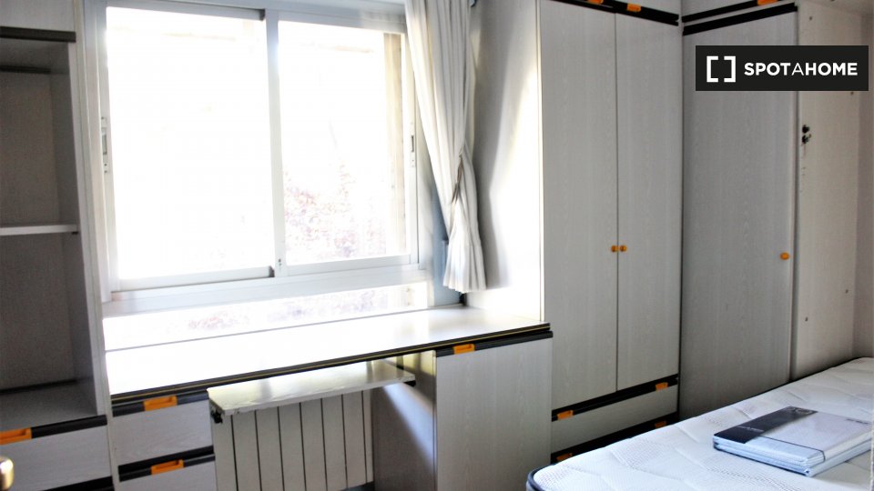 Double room Madrid, 3 beds, 70m² — photo 1