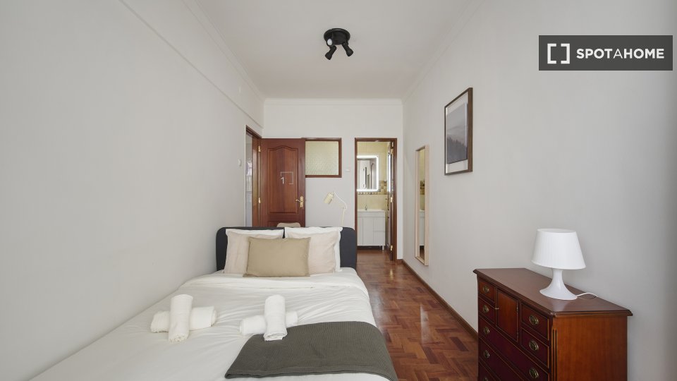 Double room Lisbon, 4 beds — photo 5