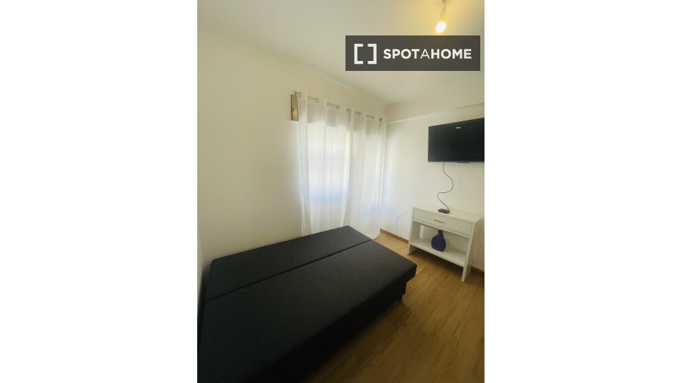 Double room Lisbon, 2 beds — photo 11