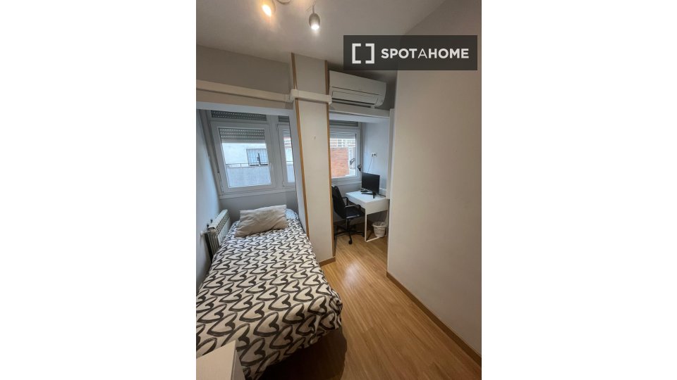 Double room Madrid, 3 beds, 75m² — photo 1