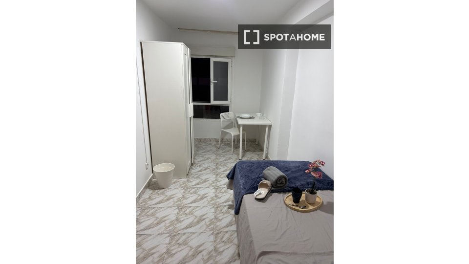 Double room Madrid, 5 beds, 95m² — photo 4