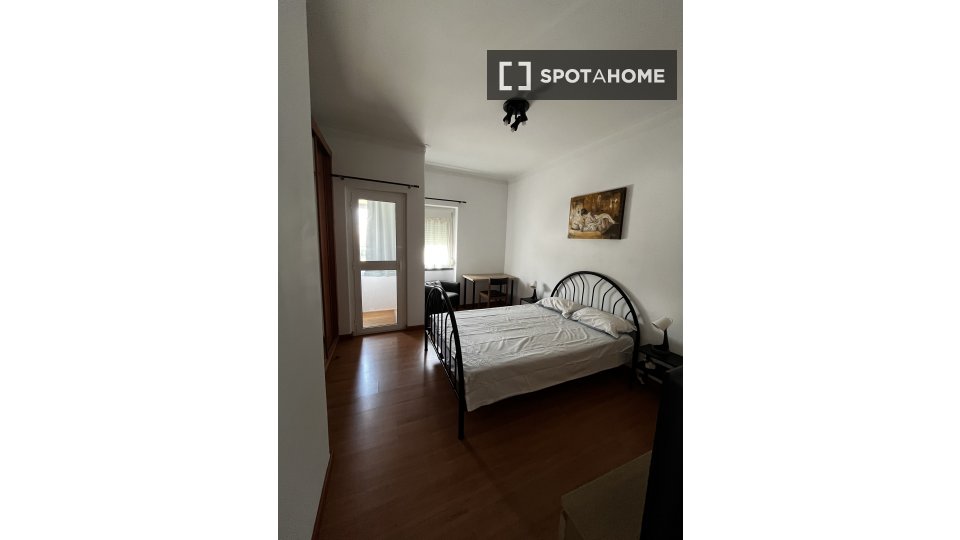 Double room Lisbon, 2 beds, 20m² — photo 3