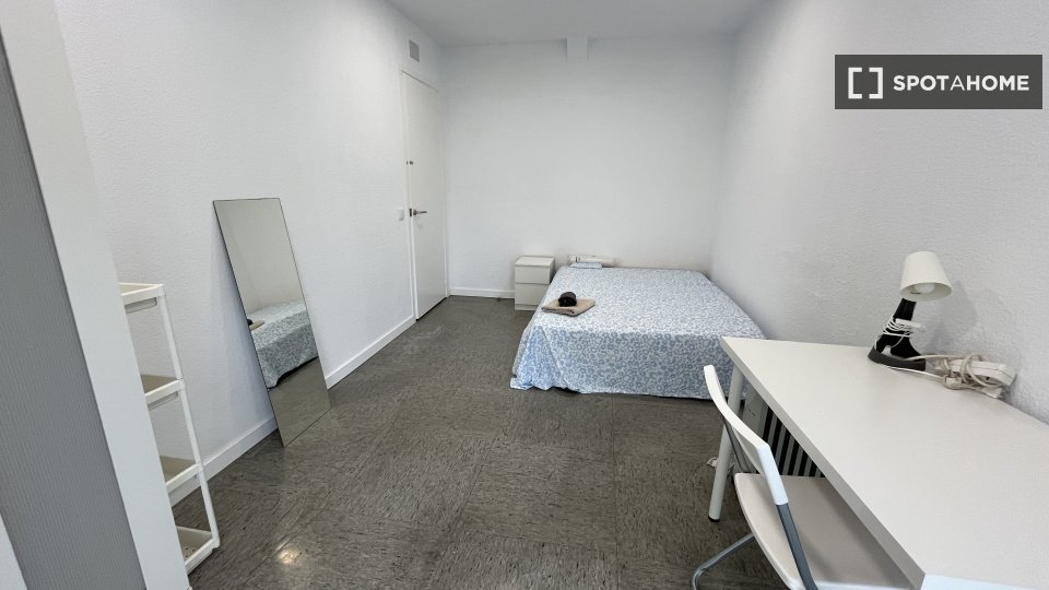 Double room Barcelona, 13 beds, 290m² — photo 19