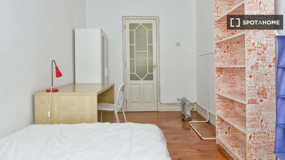Double room Lisbon, 6 beds — photo 22