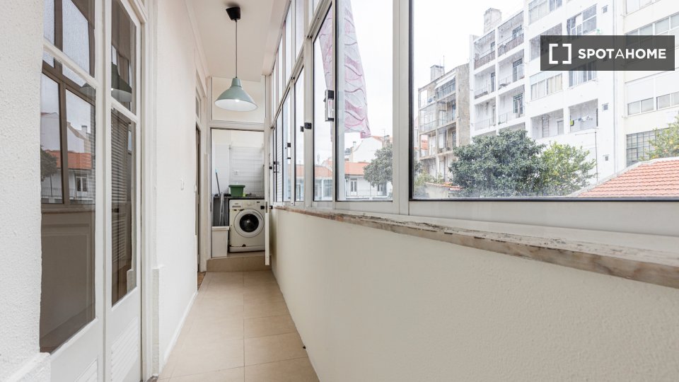 Double room Lisbon, 3 beds — photo 9