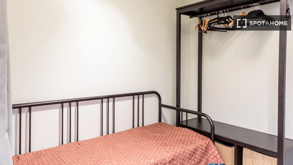 Double room Lisbon, 3 beds — photo 19
