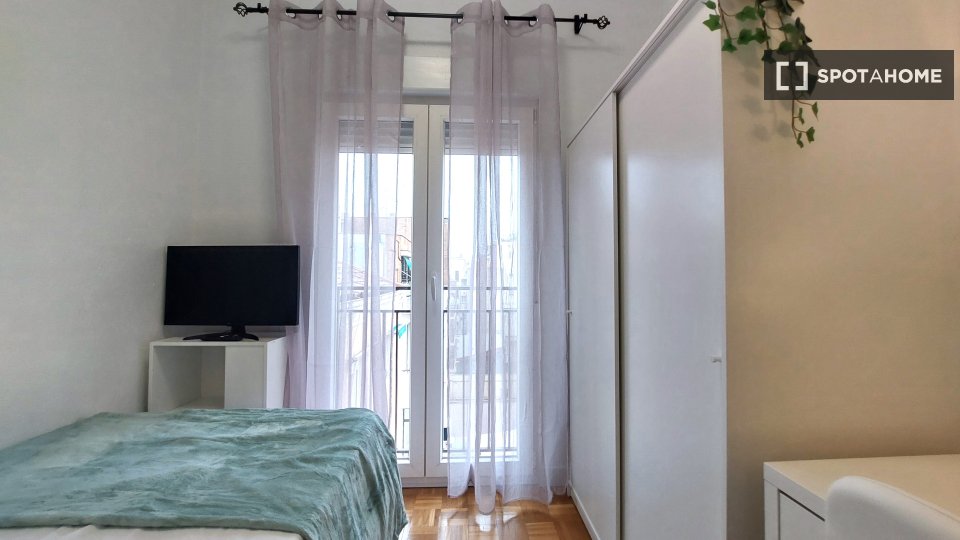 Double room Madrid, 4 beds, 61m² — photo 10