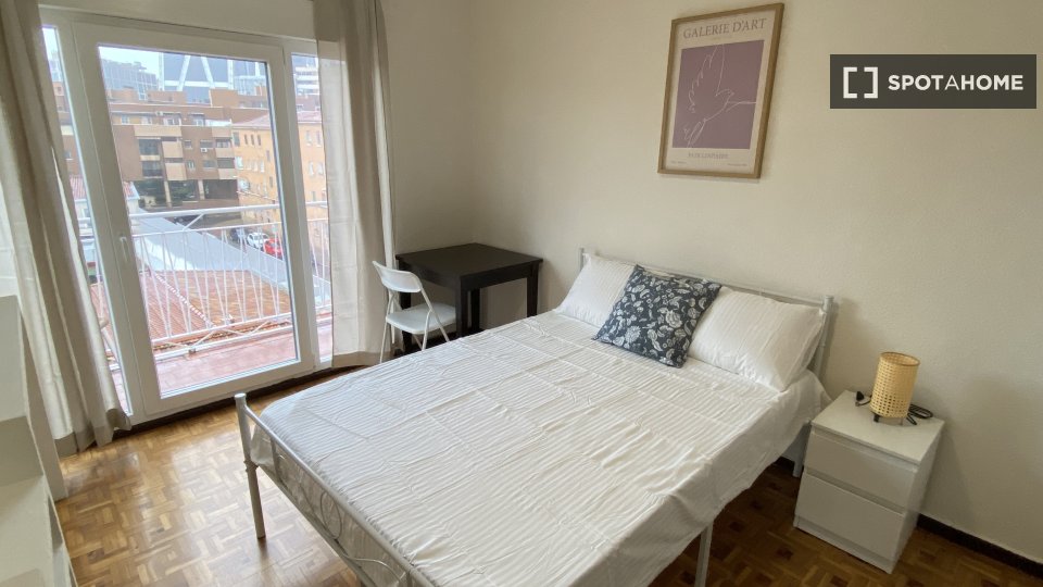 Double room Madrid, 3 beds — photo 20