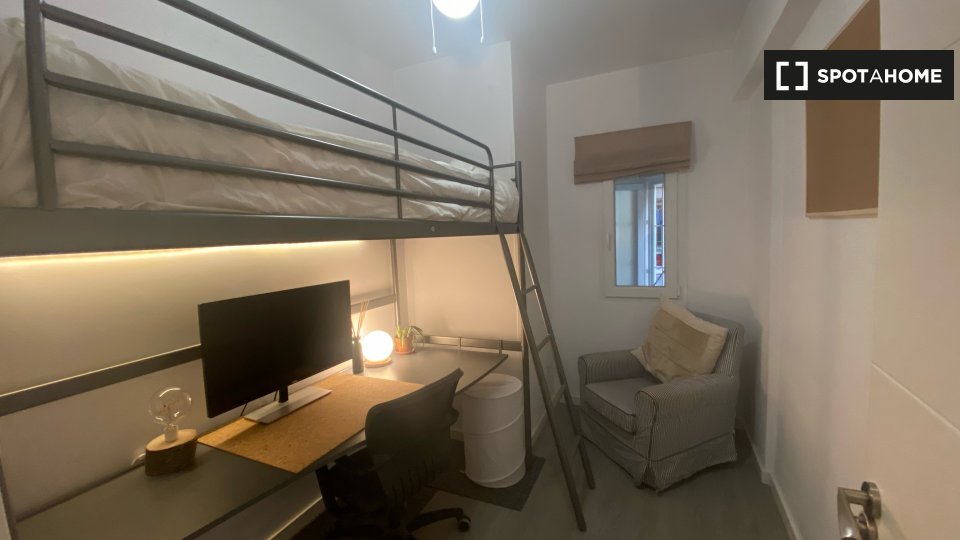 Double room Madrid, 5 beds, 150m² — photo 3