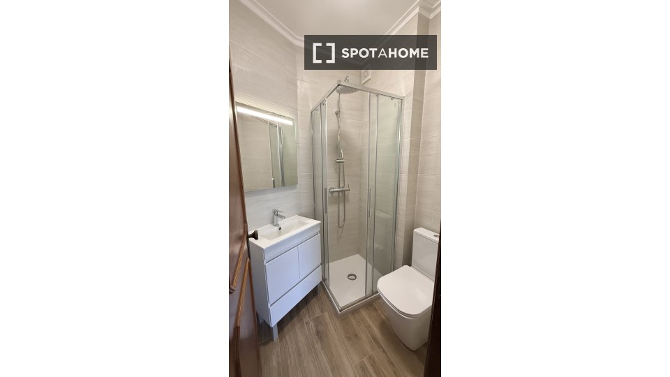 Double room Lisbon, 4 beds, 110m² — photo 3