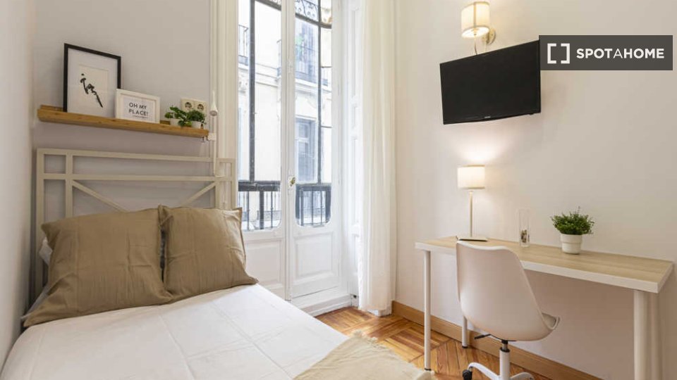 Habitación en un piso compartido de 41 habitaciones en alquiler en Justicia