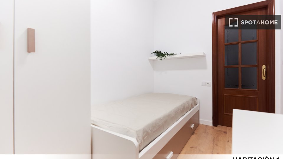 Double room Seville, 3 beds — photo 2