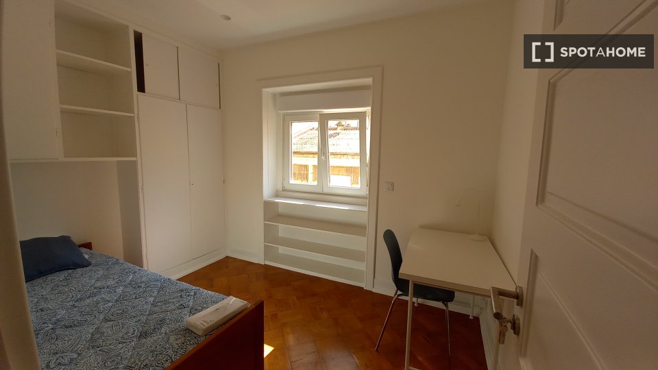 Double room Lisbon, 5 beds, 130m² — photo 17