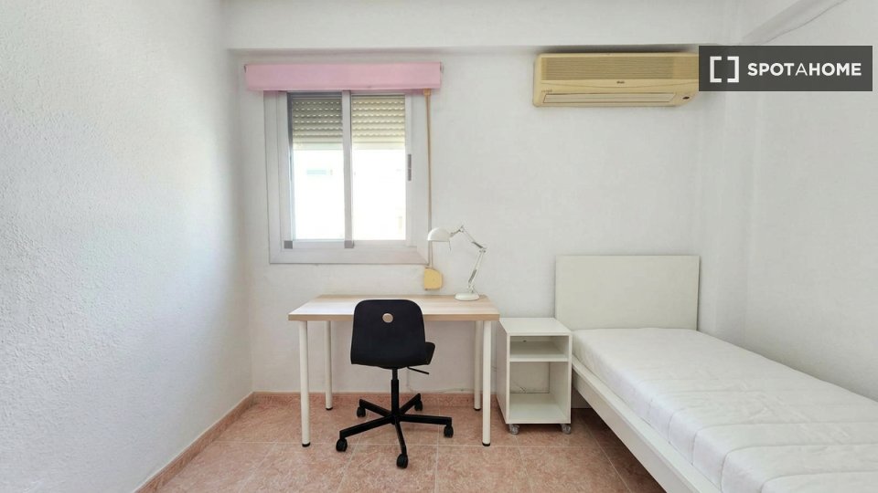 Camera in affitto in un appartamento condiviso con 4 camere da letto a Moncada. - in Valencia