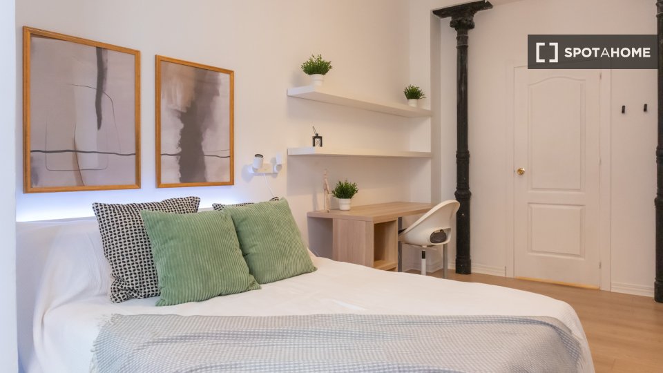 Double room Madrid, 7 beds, 160m² — photo 40