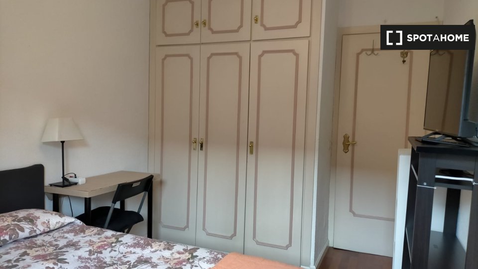 Double room Madrid, 3 beds, 160m² — photo 19
