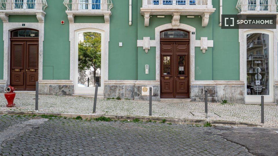 Apartment Lisbon, 2 beds, 82m² — photo 10