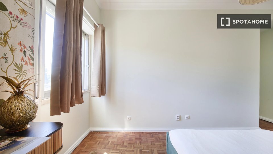 Double room Lisbon, 5 beds — photo 13