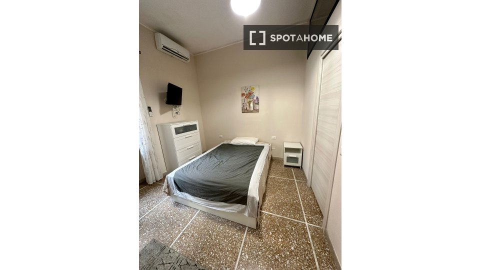 Double room Rome, 3 beds, 94m² — photo 9