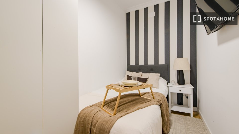 Double room Madrid, 11 beds, 250m² — photo 11