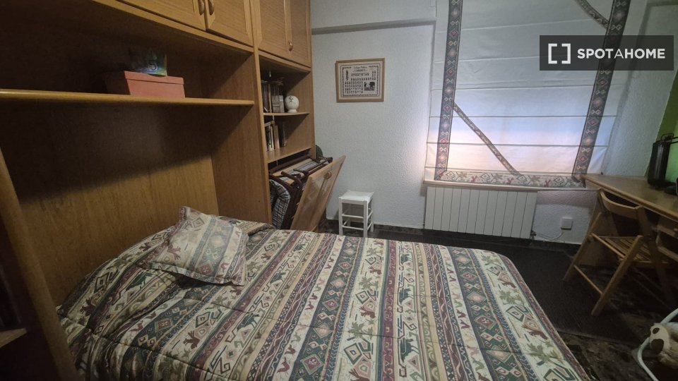 Se alquila habitación en piso compartido en Riba-roja de Túria.