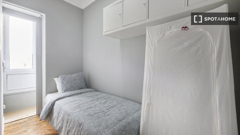 Double room Lisbon, 6 beds — photo 16