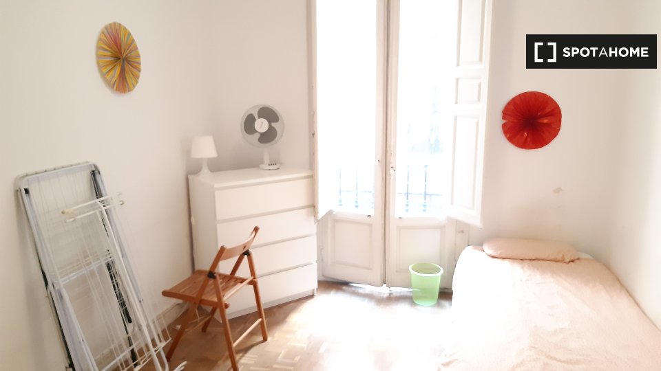 Double room Madrid, 12 beds, 280m² — photo 1