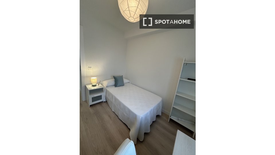 Double room Madrid, 3 beds — photo 11