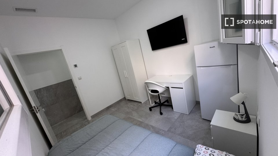 Double room Alicante, 5 beds, 105m² — photo 4