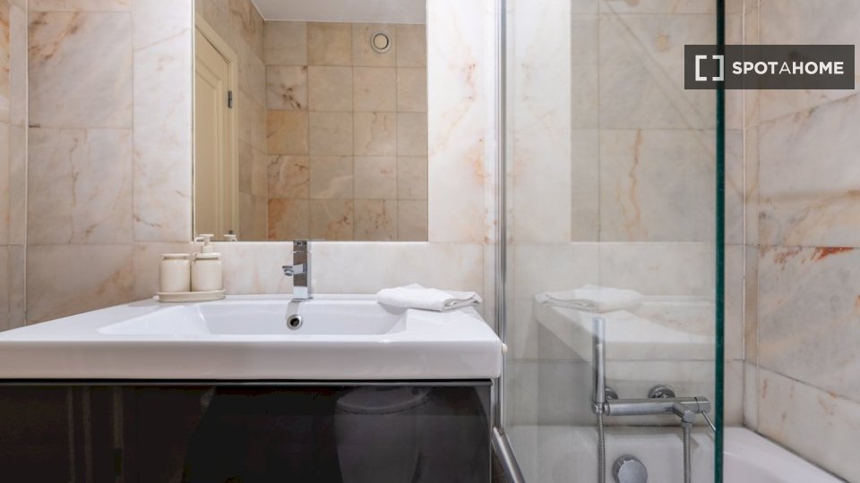 Apartment Lisbon, 1 bed — photo 8