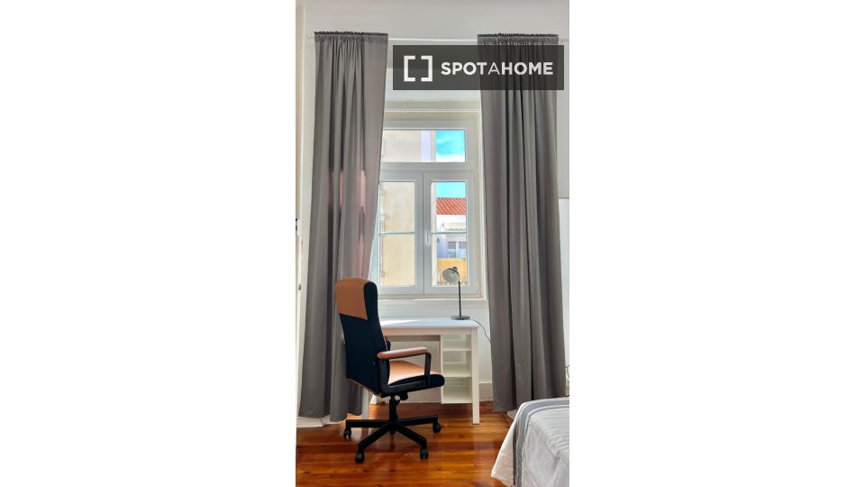 Double room Lisbon, 3 beds — photo 10