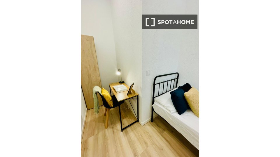 Double room Madrid, 12 beds, 185m² — photo 12