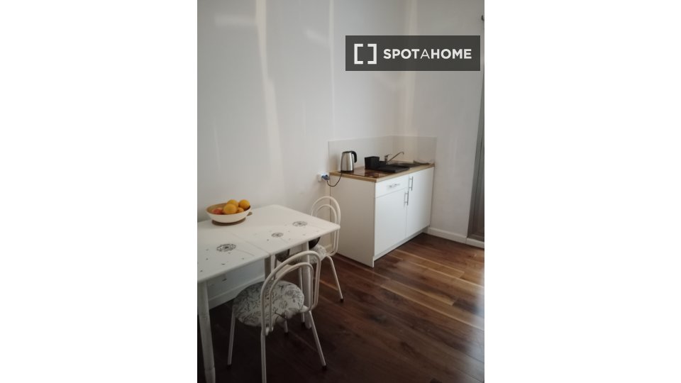 Double room Valencia, 3 beds, 135m² — photo 12