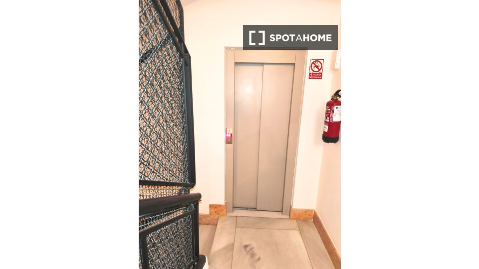 Double room Madrid, 7 beds, 132m² — photo 18