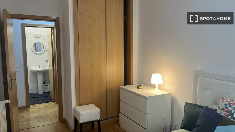 Double room Lisbon, 3 beds, 95m² — photo 19
