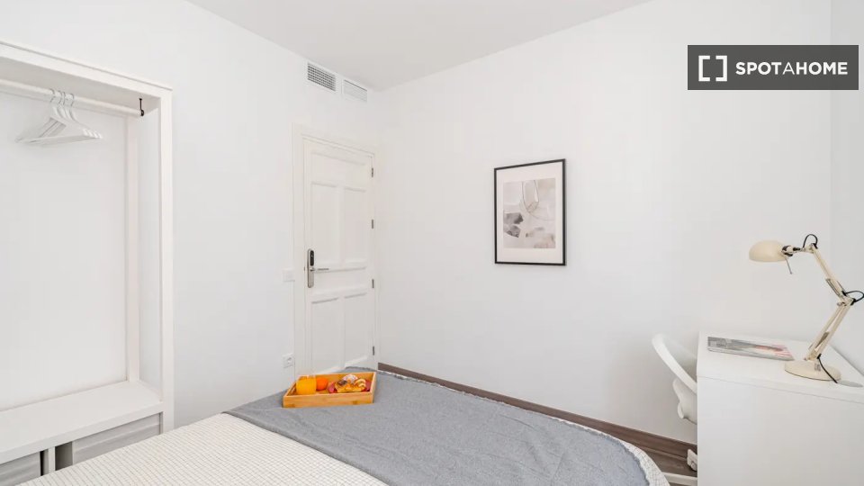 Double room Madrid, 5 beds — photo 17