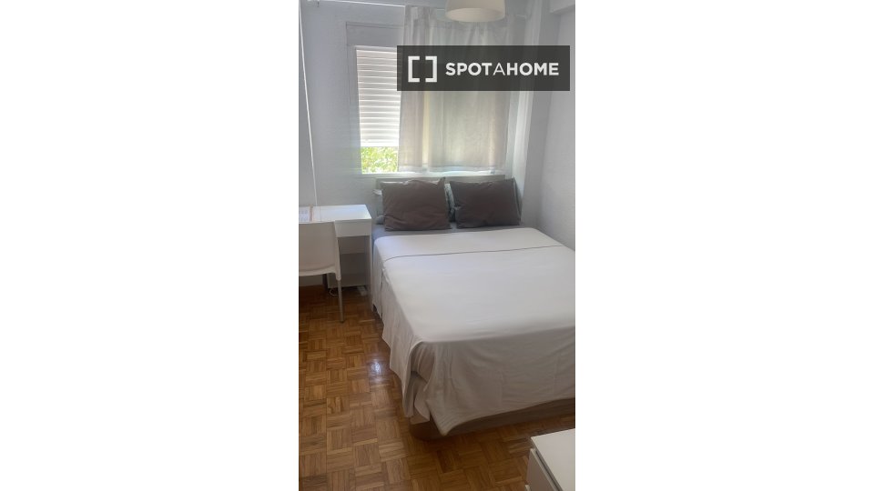 Double room Madrid, 4 beds, 12m² — photo 6