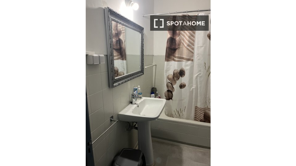 Double room Lisbon, 4 beds, 15m² — photo 17