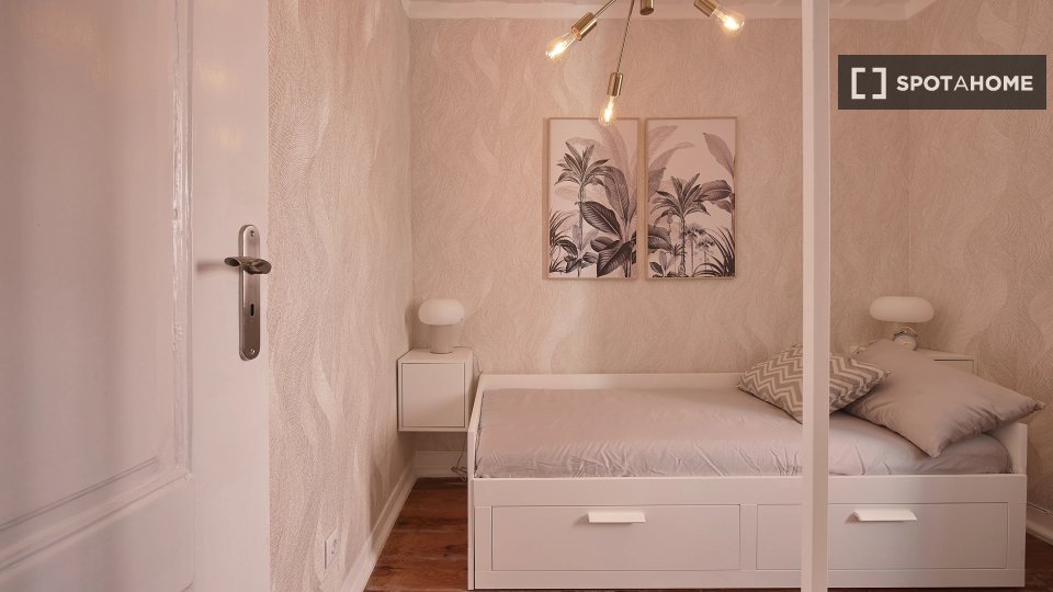 Double room Lisbon, 13 beds — photo 11