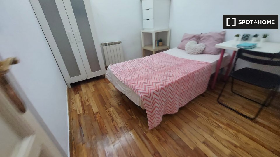 Double room Madrid, 7 beds, 180m² — photo 8