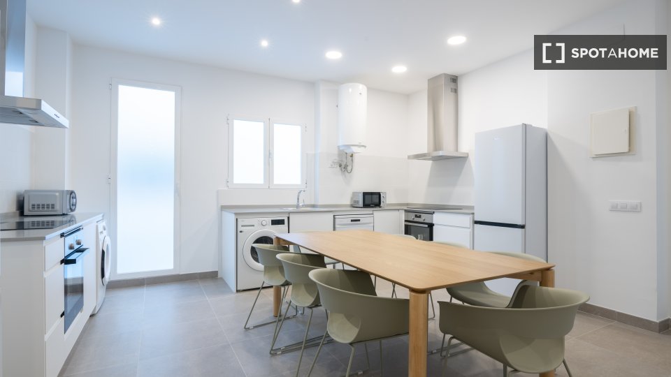Double room Valencia, 1 bed, 150m² — photo 6