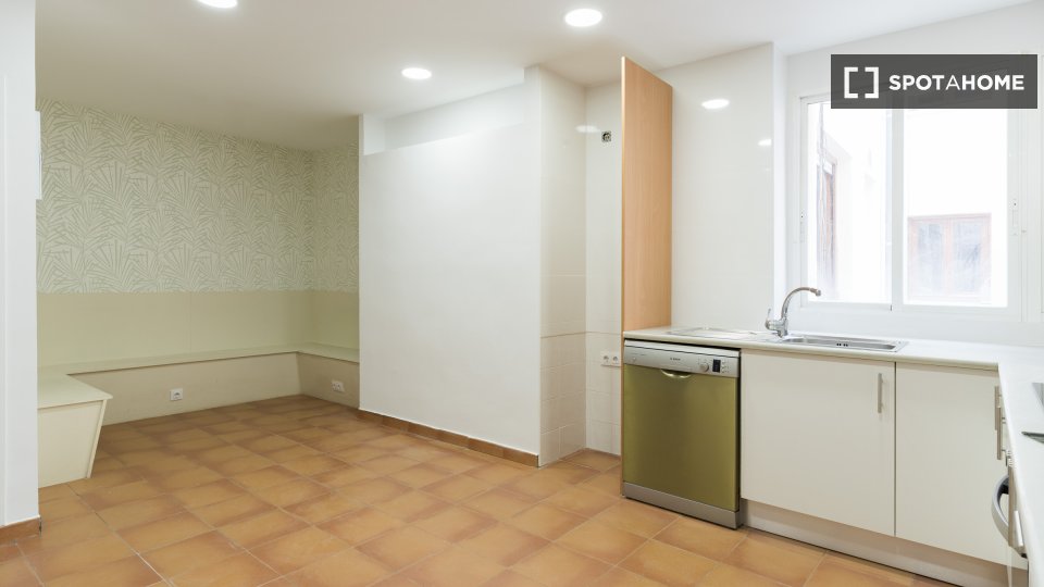 Double room Madrid, 10 beds, 380m² — photo 17