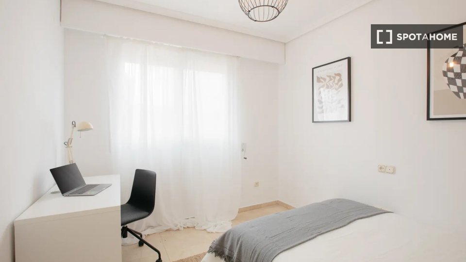 Camera in un appartamento condiviso con 5 camere da letto ad Arrancapins - in Valencia