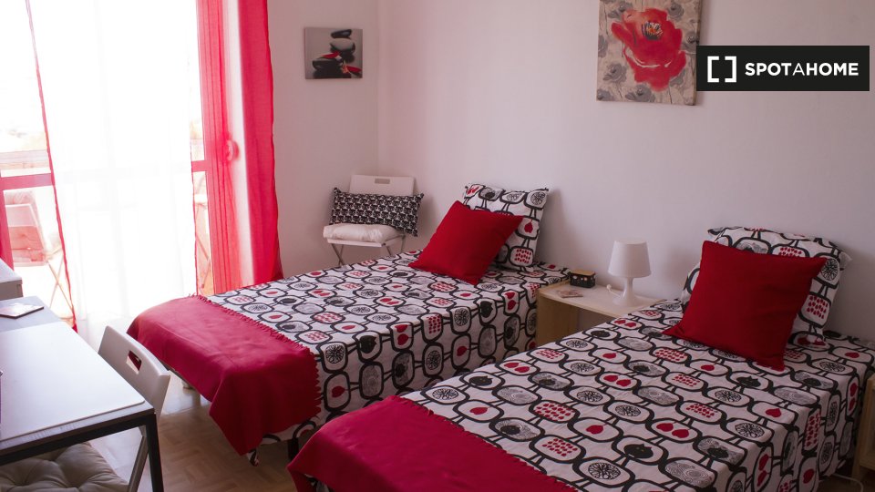 Double room Lisbon, 3 beds, 70m² — photo 2