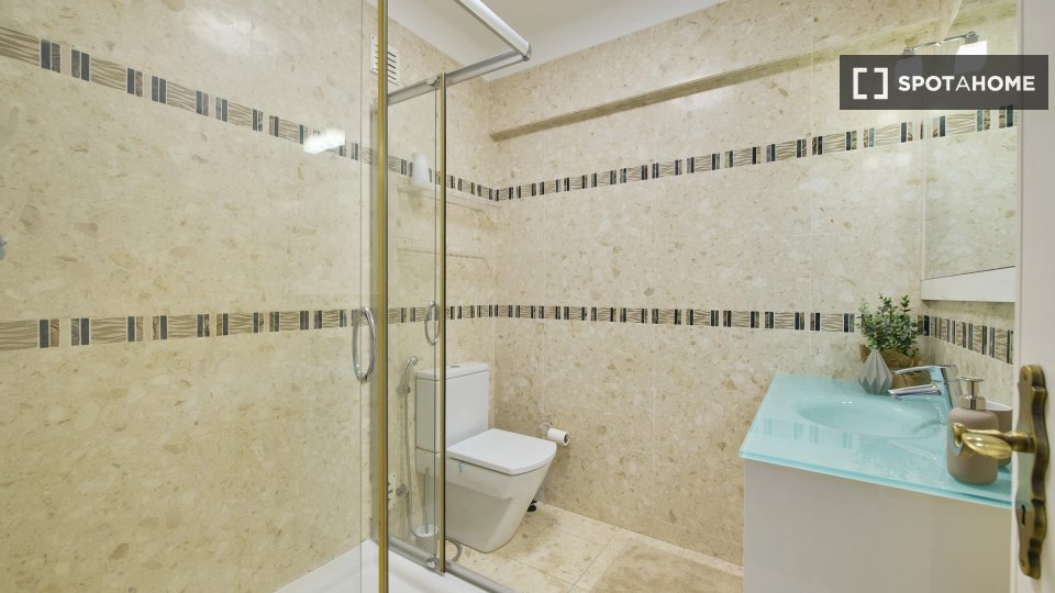 Double room Lisbon, 9 beds — photo 18