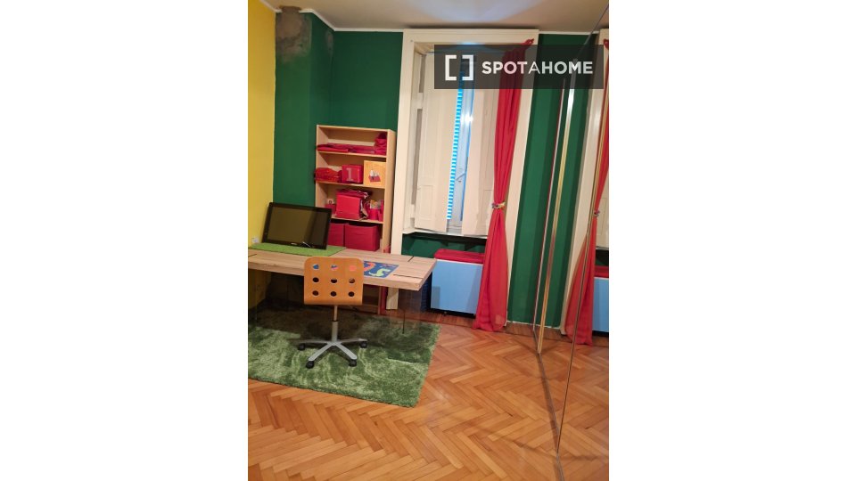 Stanza in appartamento con 2 camere da letto in affitto a Washington, Milano - in Milan