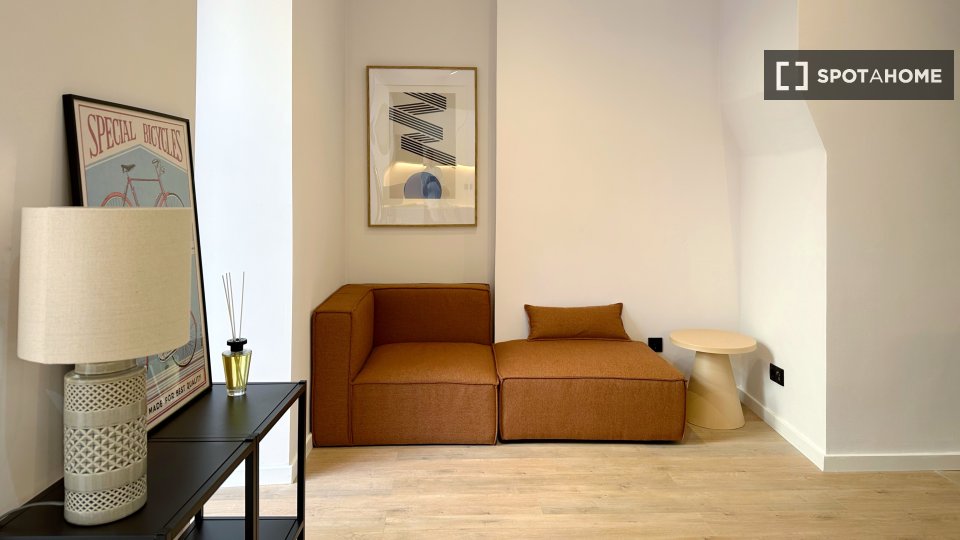 Apartment Lisbon, 2 beds, 70m² — photo 16