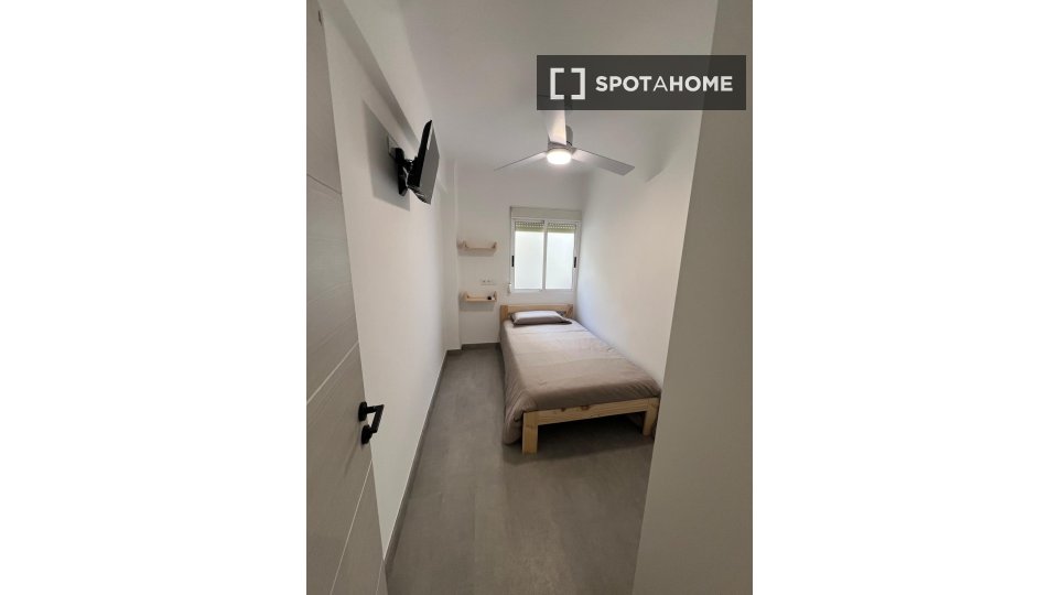 Double room Alicante, 5 beds — photo 17
