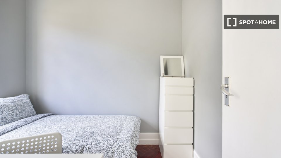 Double room Lisbon, 14 beds — photo 30